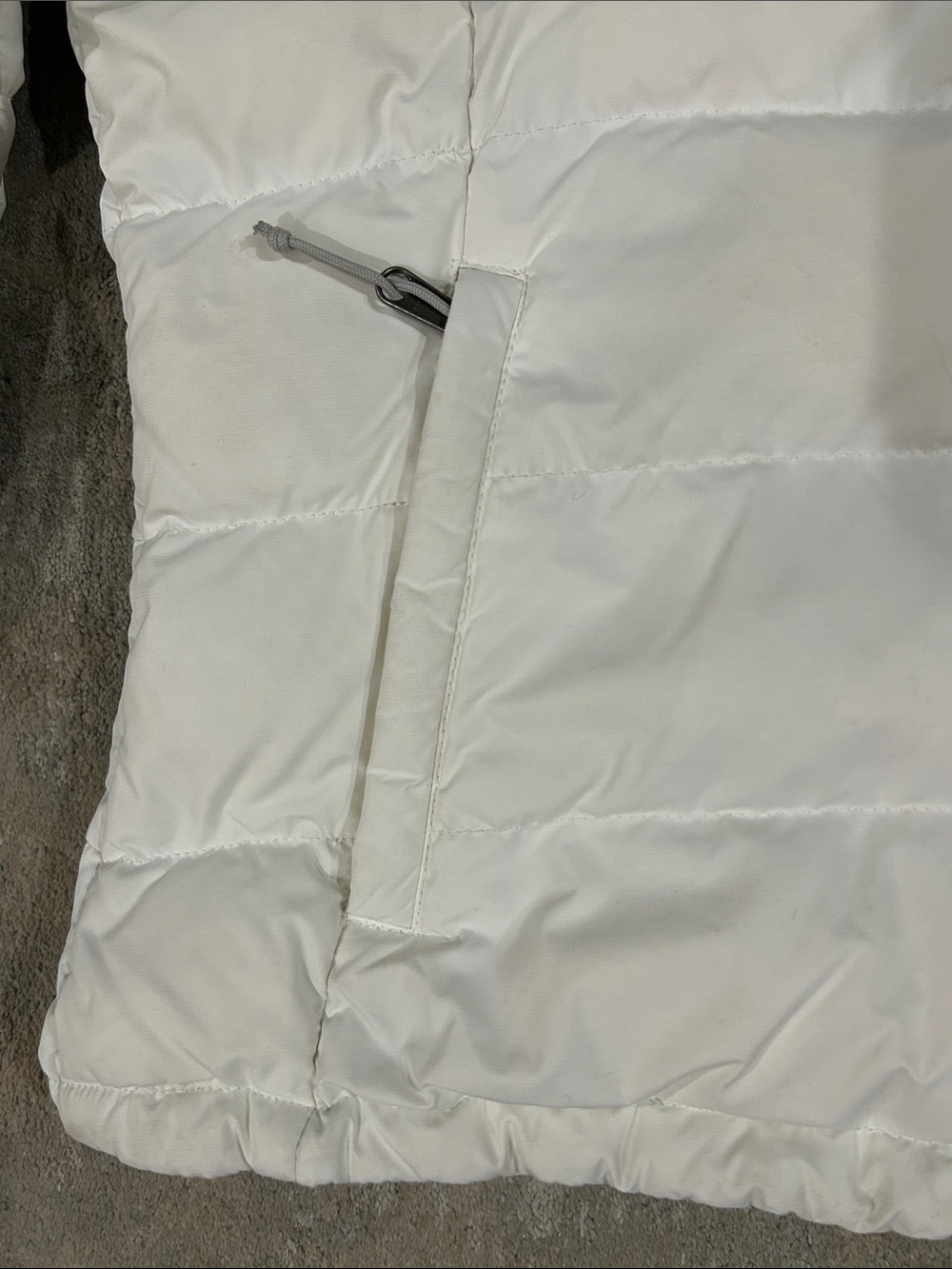 The North Face Women's White Quilted Puffer Jacket - Picture 4 of 8